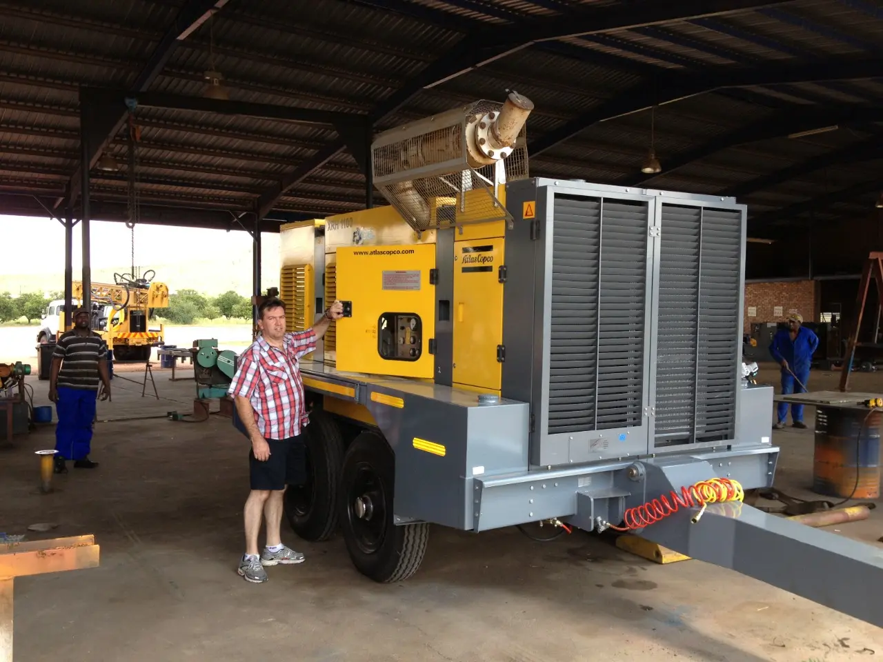 Low Profile compressor trailer with diesel tanks