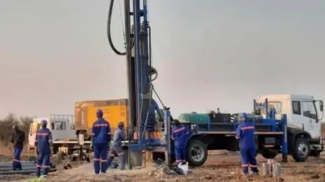 Heavy-duty SAR200 truck drill rig with 15-ton pullback and tall mast for deep well drilling.