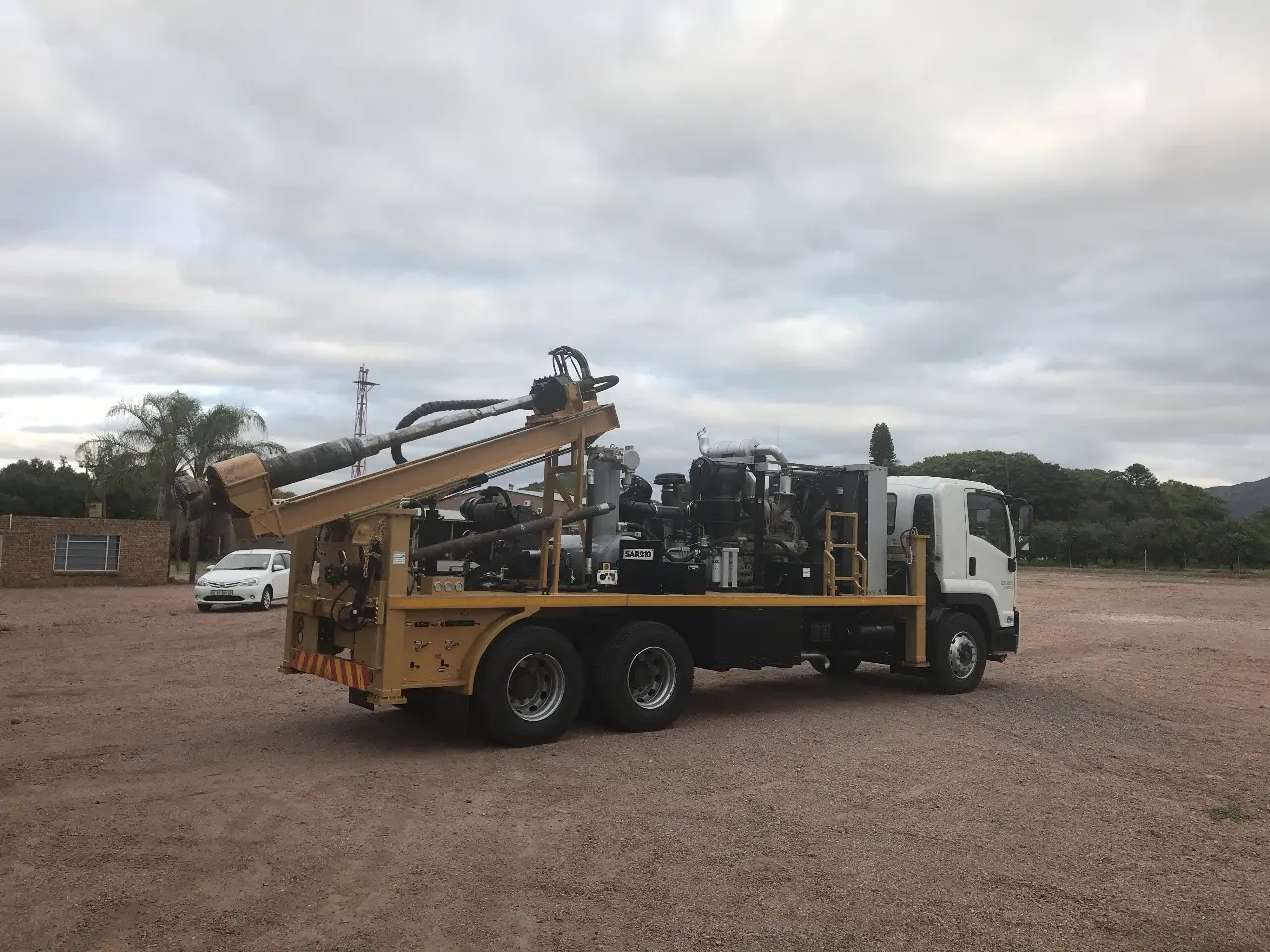 SAR210 utility and pole-hole drilling rig with short clearance mast mounted on a truck.SAR210 utility and pole-hole drilling rig with short clearance mast mounted on a truck.