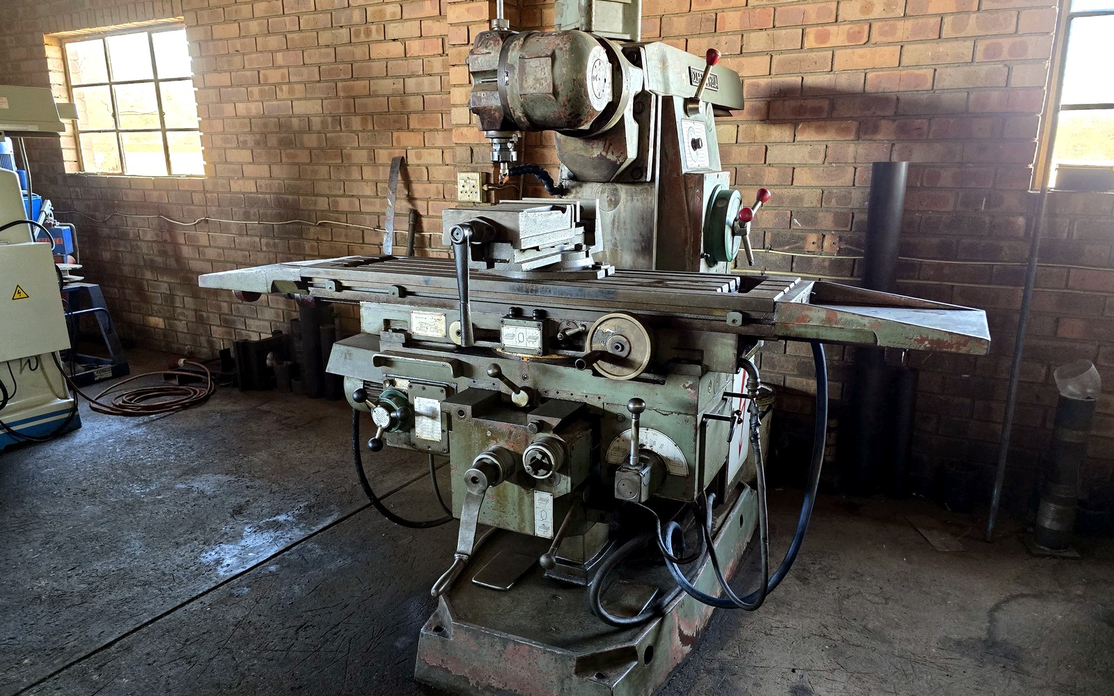 Universal Milling Machine