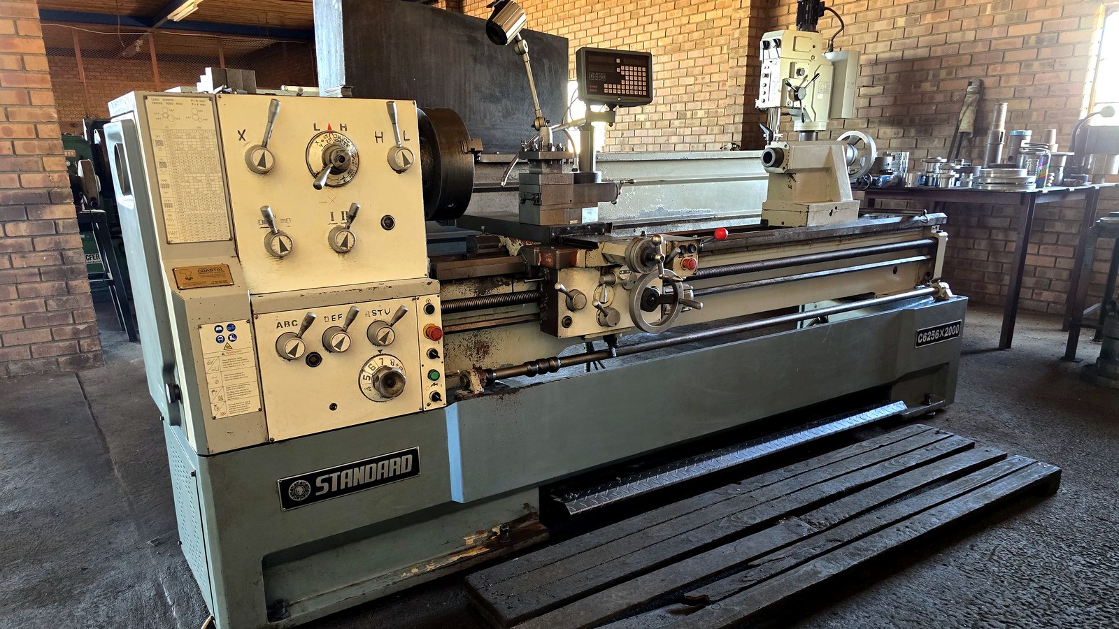 2 m Manual Lathe
