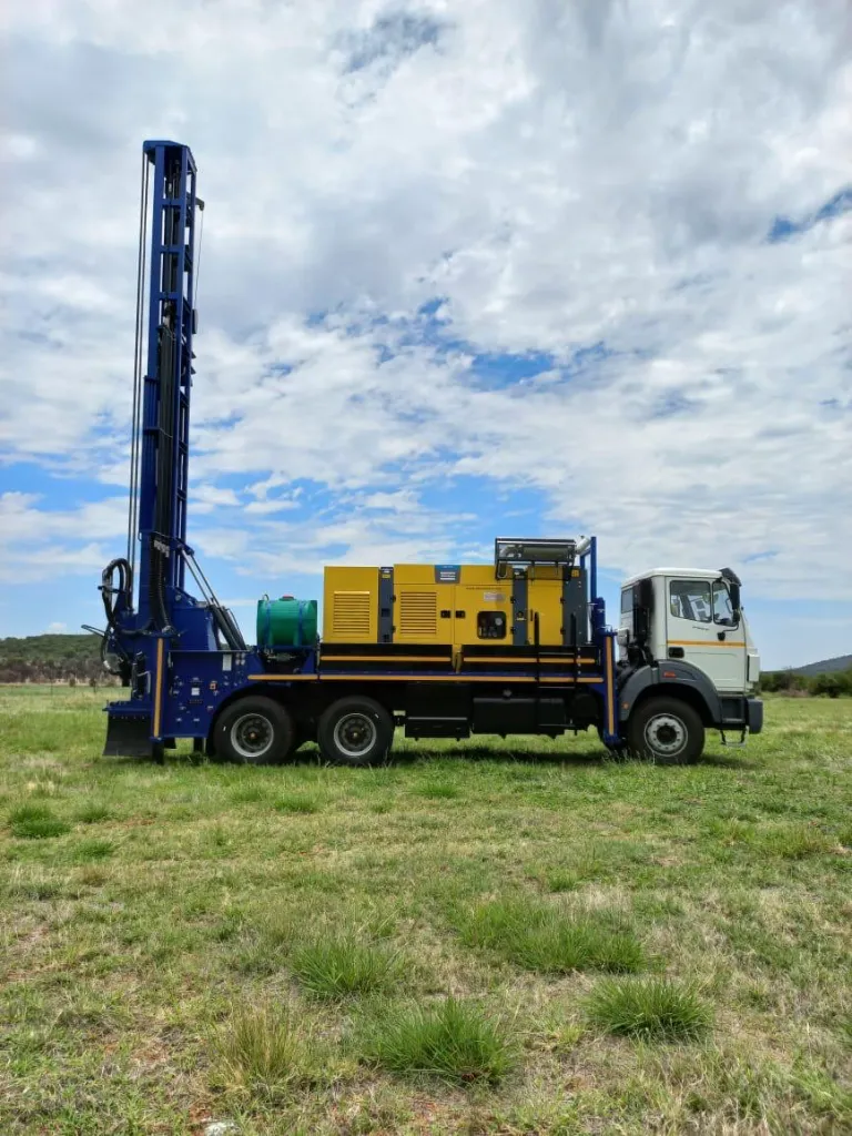 SAR200 with the tower raised, on-board compressor behind the cab